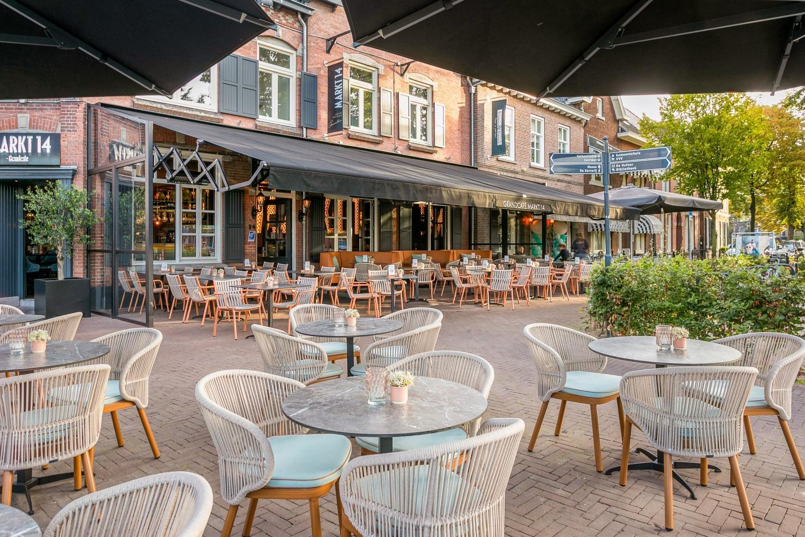 Het terras van Markt 14 in Valkenswaard heeft een metamorfose gekregen en is een zomerse oase geworden. Klik hier voor de foto's!