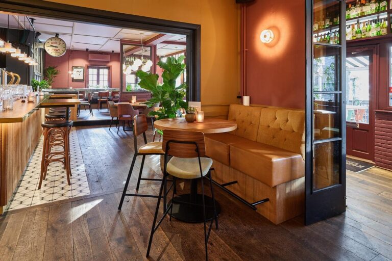 Bij Eetcafe De Korenbloem in Tilburg heeft een compleet nieuw interieur gekregen met warme geel- en paarstinten. Klik hier voor de foto's!