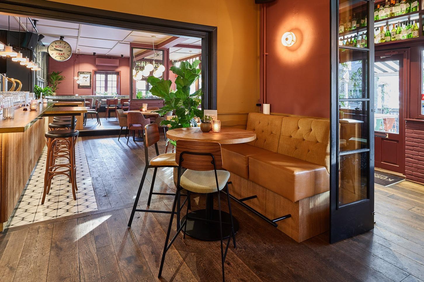 Bij Eetcafe De Korenbloem in Tilburg heeft een compleet nieuw interieur gekregen met warme geel- en paarstinten. Klik hier voor de foto's!