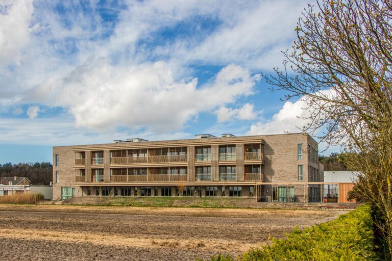 Geriatrisch behandelcentrum Zorgbalans Sonnevanck heeft voor haar cliënten een rustige en sfeervolle omgeving gecreëerd. Klik hier voor de info en foto's.
