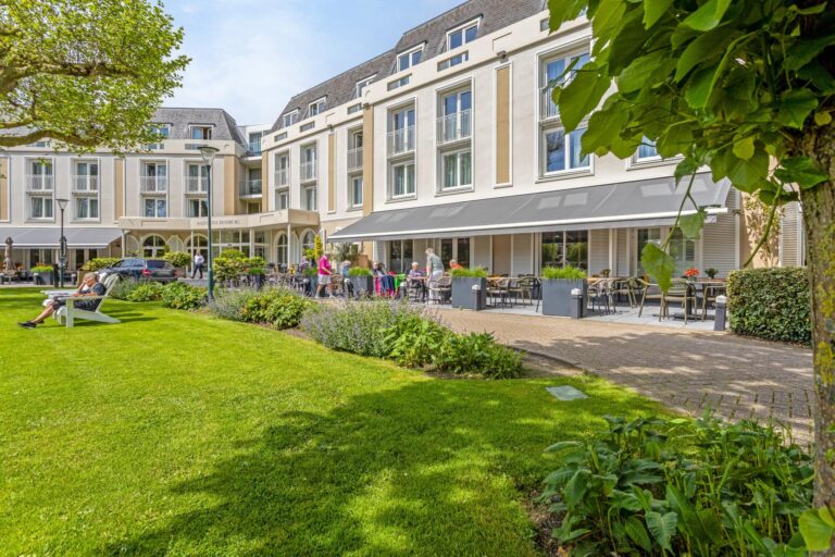 Het Badhotel Domburg heeft een terras gecreëerd met diversiteit waar gasten en voorbijgangers kunnen ontspannen. Klik hier voor de info en foto's.