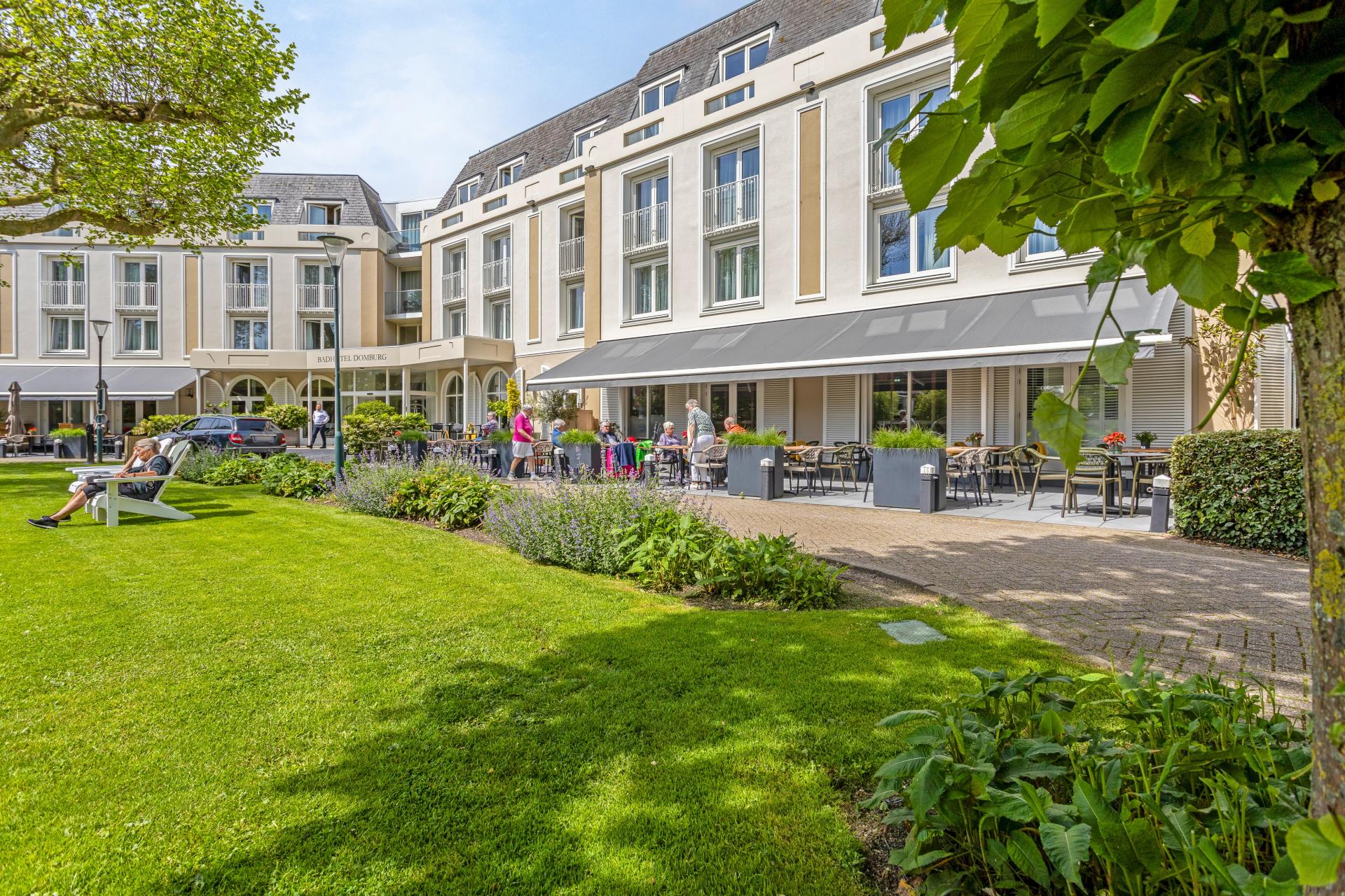 Het Badhotel Domburg heeft een terras gecreëerd met diversiteit waar gasten en voorbijgangers kunnen ontspannen. Klik hier voor de info en foto's.