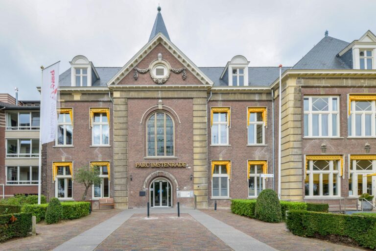 Het interieur van zorginstelling Parc Imstenrade laat zich omschrijven als uitnodigend en sfeervol. Klik hier voor meer informatie over dit project