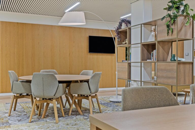 Bij Stichting Warande mochten wij het nieuwe interieur verzorgen voor verschillende behandelkamers en wachtruimte. Klik hier voor meer info!