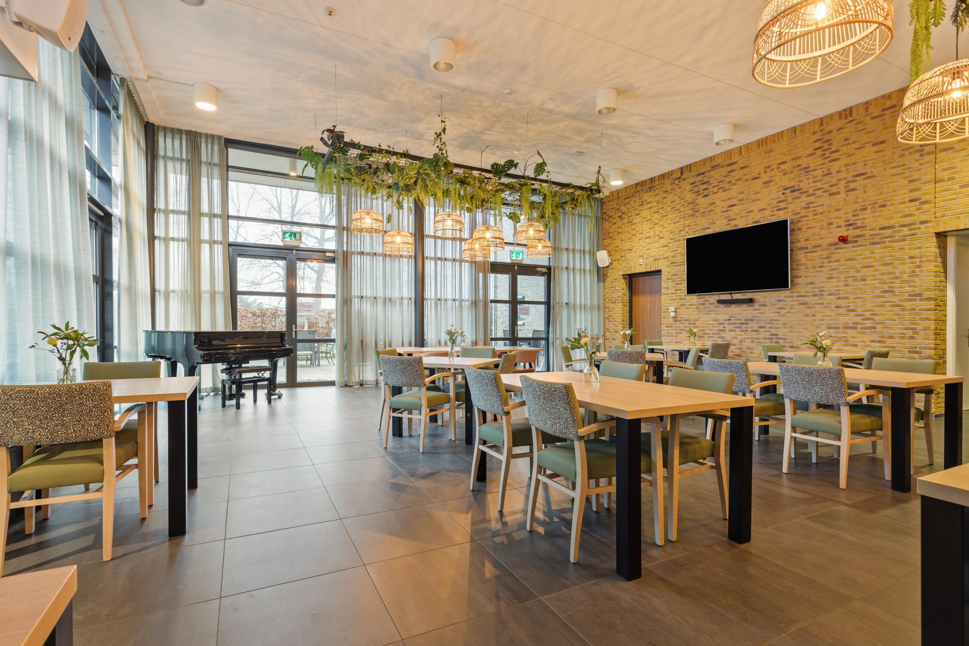 Bij Stichting De Rijnhoven in Harmelen mochten wij het nieuwe interieur verzorgen voor de entree en het restaurant. Klik hier voor meer info!