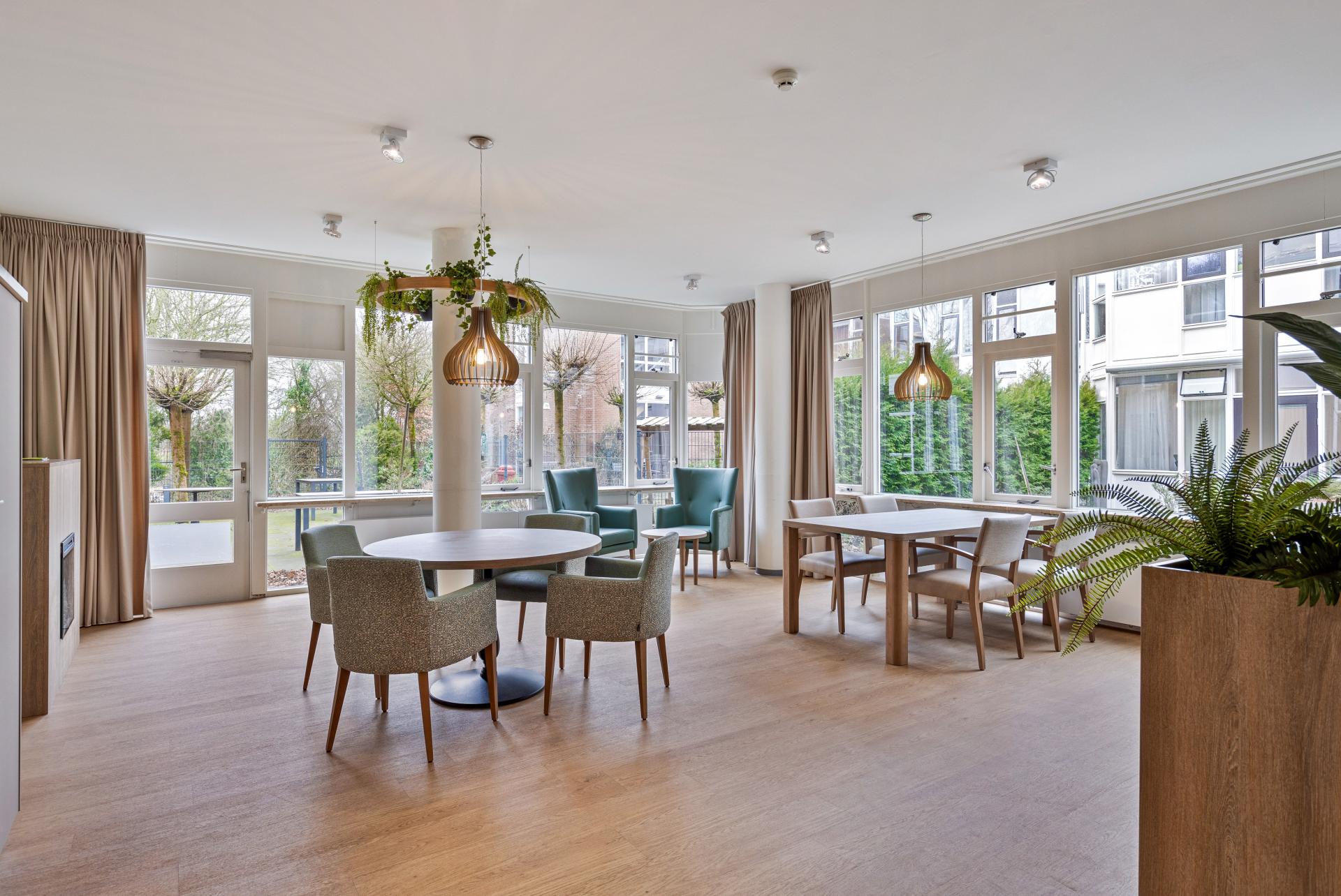 Bij  het Hof van Sloten in Amsterdam mochten wij het nieuwe interieur verzorgen voor vier huiskamers. Klik hier voor meer info!