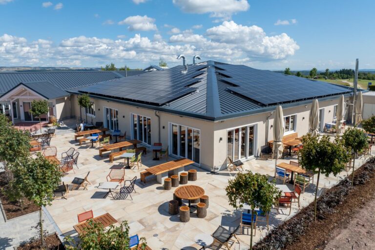 Bij  de Roompot Cochem in Ediger-Eller mochten wij het nieuwe interieur verzorgen voor verschillende ruimtes. Klik hier voor meer info!